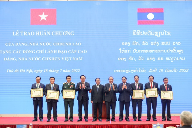 Các đồng chí Ủy viên Bộ Chính trị Bí thư Trung ương Đảng Cộng sản Việt Nam khoá XIII nhận Huân chương Tự do hạng Nhất của Lào - Ảnh: VGP/Nhật Bắc